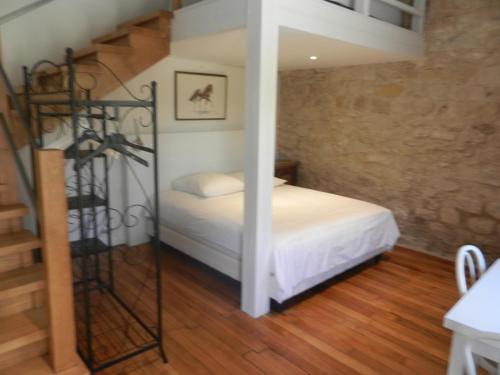 een slaapkamer met een stapelbed en een trap bij Chambres d'hôtes La Catounière in Fontainebleau