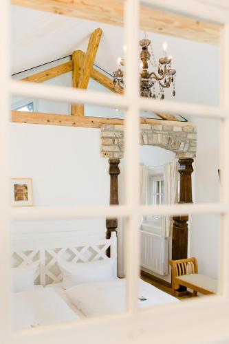 a room with a mirror and a chandelier at Landhaus Hotel Wolfratshausen in Wolfratshausen