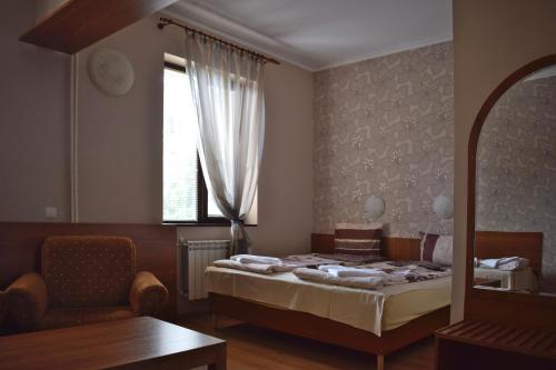 Hotel Jeravna tesisinde bir odada yatak veya yataklar