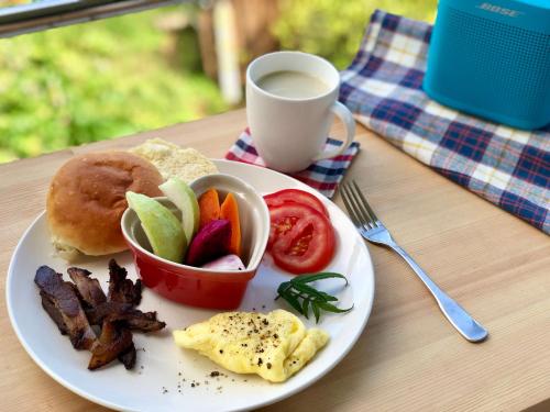 a plate of breakfast food with a bagel and a cup of coffee at Liang Chen Mei Jin B&B in Shuangxi