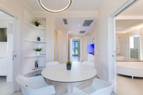 Postel nebo postele na pokoji v ubytování White Suite & Apartments