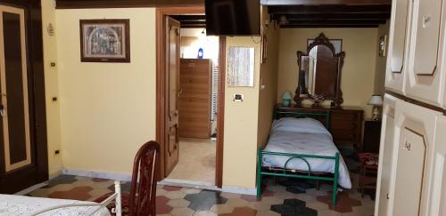 a small bedroom with a bed and a mirror at il CAPITELLO in Rieti