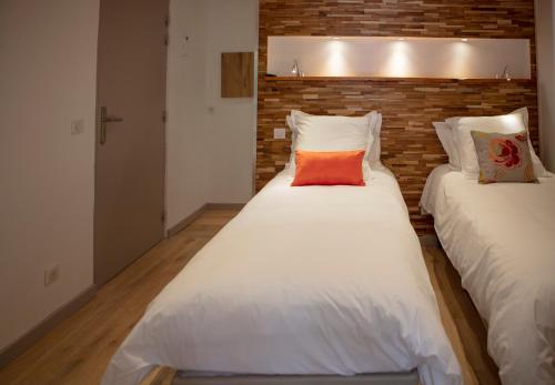 two beds sitting next to each other in a room at Relais Des Alpes in Guillaumes