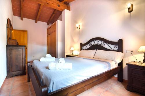 A bed or beds in a room at Sa Caseta De Ses Vaques.Son Covas