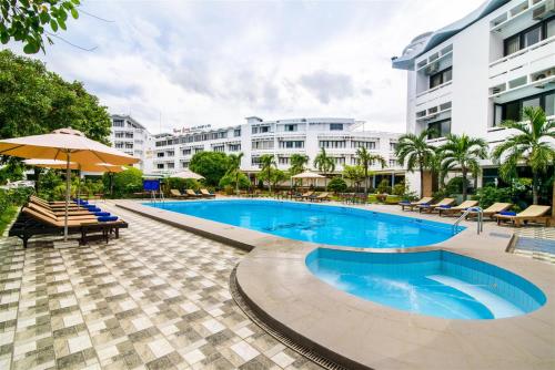 
Der Swimmingpool an oder in der Nähe von Huong Giang Hotel Resort & Spa
