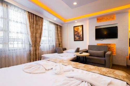 een hotelkamer met een bed en een stoel bij Harbour Suites Old City in Istanbul