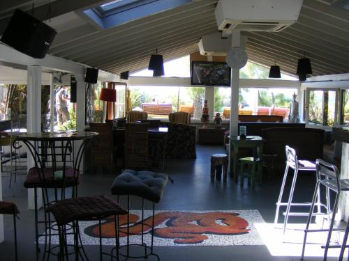 a room with chairs and tables and a living room at Hotel Pineda Playa in Noja