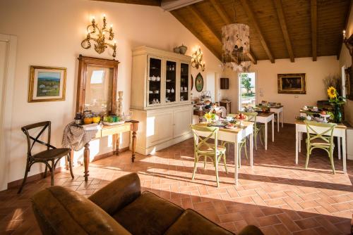 ein Wohnzimmer mit einer Couch und einem Tisch und Stühlen in der Unterkunft Podere Zampiera Vecchia in Imola