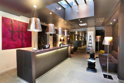 um lobby de uma loja com um salão de cabeleireiro em Hôtel de Paris em Besançon