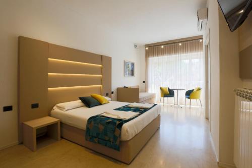 1 dormitorio con 1 cama, mesa y sillas en DaVinci Relais, en Roma