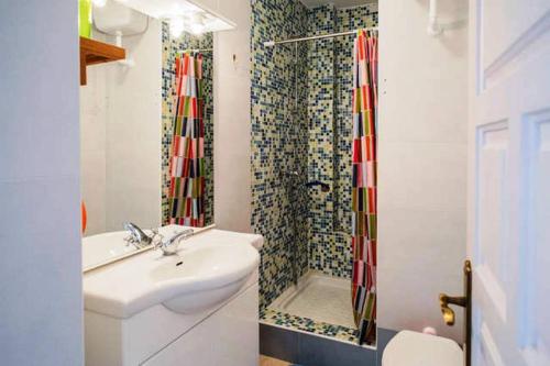 y baño con lavabo y ducha. en Apartamento Rio Marinas Nerja 46, en Nerja
