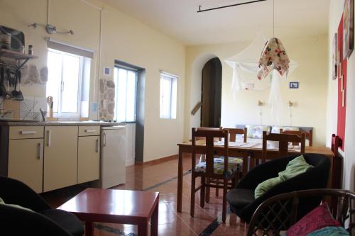 a kitchen and living room with a table and chairs at Casa o Futuro in Alcobaça