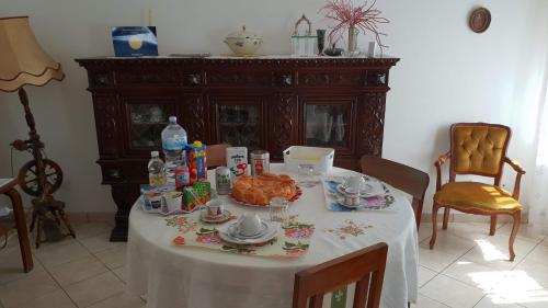 a table with a turkey on top of it at B&B Il Glicine in Badia Polesine