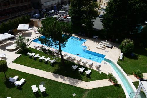 an overhead view of a swimming pool with lounge chairs at Silva Hotel Splendid in Fiuggi