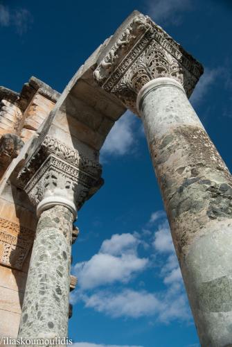 a pillar of a building with a blue sky in the background at Yannis Hotel in Krinídhes