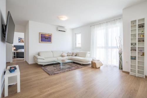 Villa Blanka in Bol for 12 ppl