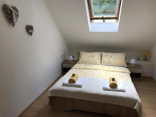 Een bed of bedden in een kamer bij Charming Apartments Ana