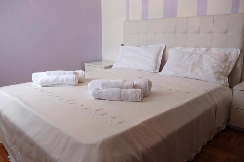 Una cama blanca con toallas encima. en Borgo a Lago, en Sulzano