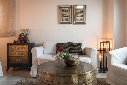 a living room with a white couch and a barrel coffee table at Luces de Catedral in Alicante
