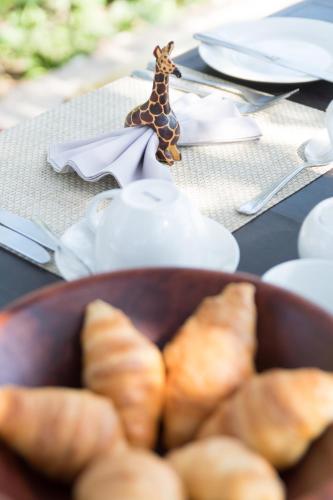 a plate with a giraffe figurine on a table at Toro Yaka Bush Lodge in Hoedspruit
