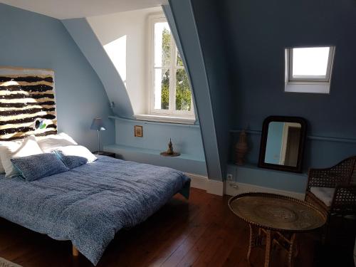 Llit o llits en una habitació de Château de Brenon