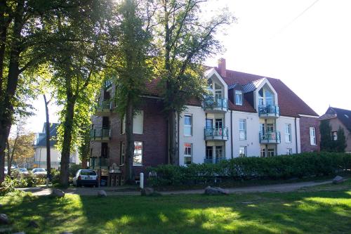 ein großes Haus mit einem davor geparkt in der Unterkunft FeWo 7 im "Haus am Meer" in Boltenhagen