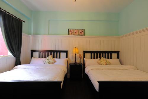 A bed or beds in a room at Antique B&B