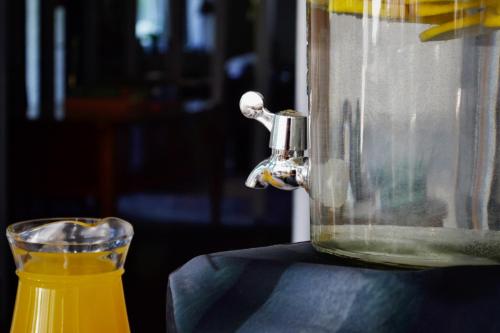 een blender op een tafel naast een glas bij Rooms Malina in Blejska Dobrava