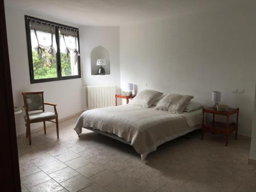 une chambre avec un lit, une chaise et une fenêtre dans l'établissement Villa « CHANTERIE », à Villecroze