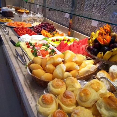 een buffet met veel verschillende soorten groenten en fruit bij Hotel das Torres in Guanambi