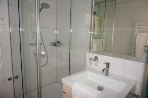 アローザにあるParadies 606の白いバスルーム(シャワー、シンク付)
