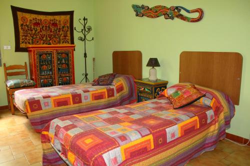1 dormitorio con 2 camas y mesa con lámpara en The Sunset Home, en Piazza Armerina