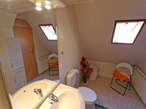 バンシンにあるFerienwohnungen Bansin USE 3210のバスルーム(洗面台、トイレ、鏡付)