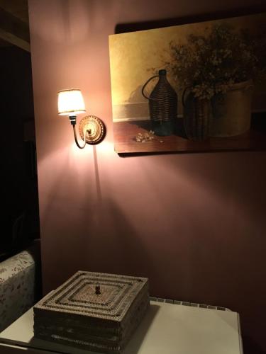 una mesa con una lámpara y una foto en una pared en Apartamento vistas Taull, en Taüll