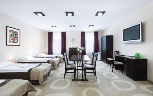 TV a/nebo společenská místnost v ubytování Hotel Picaro Żarska Wieś Północ A4 kierunek Niemcy