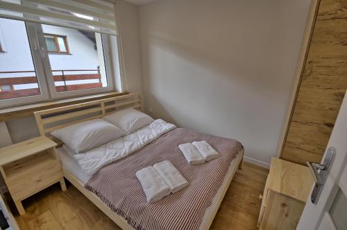 Postel nebo postele na pokoji v ubytování Apartamenty Skalite Szczyrk Wellness