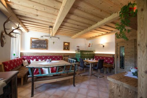 ヴァイセンゼーにあるGlautschhofの木製の天井、テーブルと椅子のあるレストラン