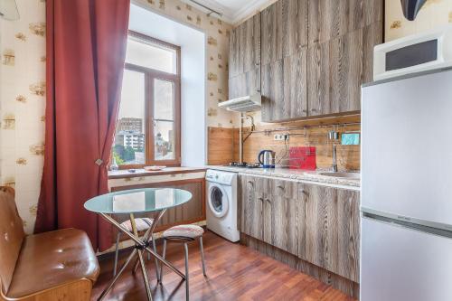 モスクワにあるАпартаменты на Плющихе 44/2の小さなキッチン(テーブル、食器洗い機付)