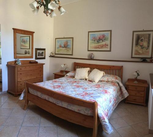 a bedroom with a bed with two nightstands and a bed sidx sidx sidx at villamorus in Santa Maria la Palma