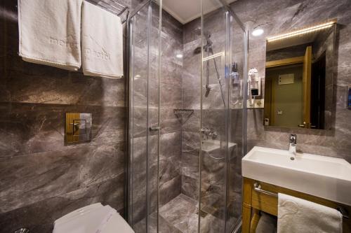 Vonios kambarys apgyvendinimo įstaigoje Meretto Hotel LALELİ