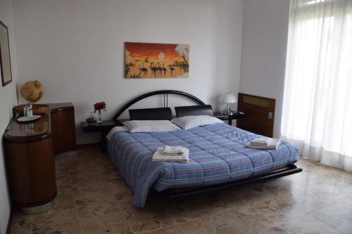 een slaapkamer met een bed met twee handdoeken erop bij B&B Magenta in Magenta