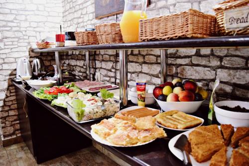 un buffet con mucha comida en una mesa en Hotel Darchi, en Tiflis