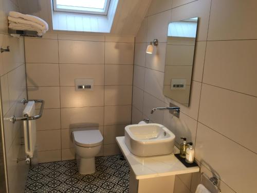 A bathroom at Irvine One Bedroom Apartment