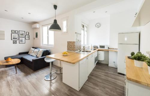 an open kitchen and living room with a couch at Apartamento en SOL, Madrid Centro in Madrid