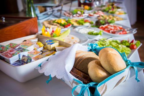 einen Tisch mit Speisen und Sandwiches in der Unterkunft Dwór Bogucin Hotel&Restauracja in Bogucin