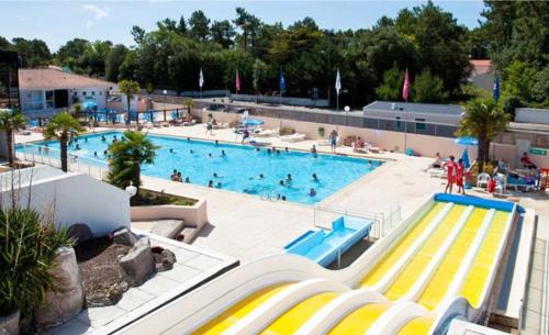 uma grande piscina com pessoas em Le Bois Dormant em Saint-Jean-de-Monts