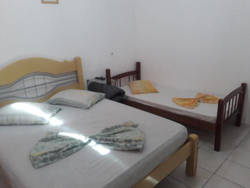two twin beds in a room with at Hotel Ideal Taubaté in Taubaté
