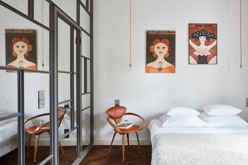 1 dormitorio con 1 cama y 2 posters en la pared en Between Us Bed and Breakfast, en Varsovia