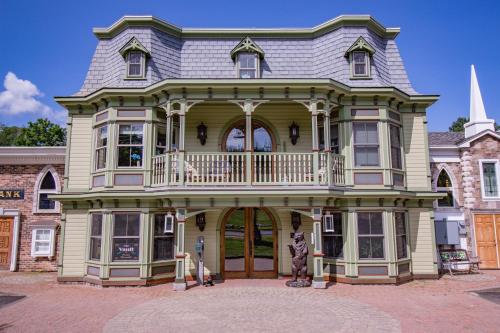 una casa grande con una estatua delante de ella en Adventure Suites, en North Conway