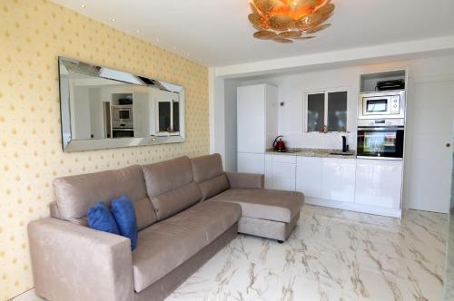Il comprend un salon avec un canapé et une cuisine. dans l'établissement Apartamento Daniela, à Benidorm